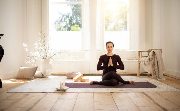 /Magazine/2021/October/An anti-stress yoga flow to start the countdown to Christmas feeling relaxed-thumb.jpg